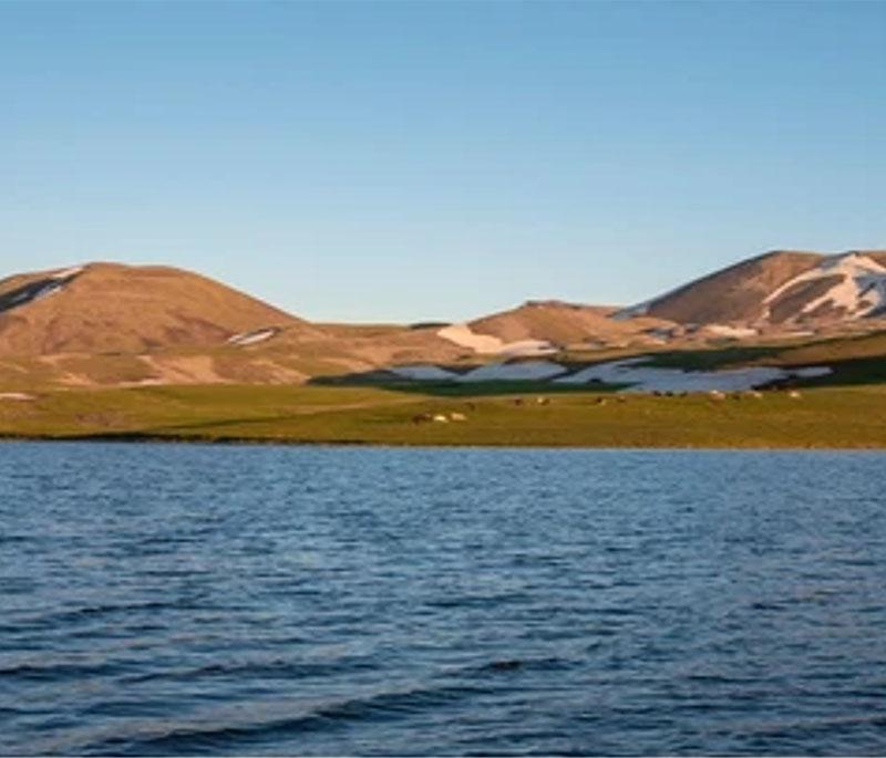 Akna Lake, showcasing a tranquil high-altitude lake surrounded by the serene beauty of the Geghama mountains.