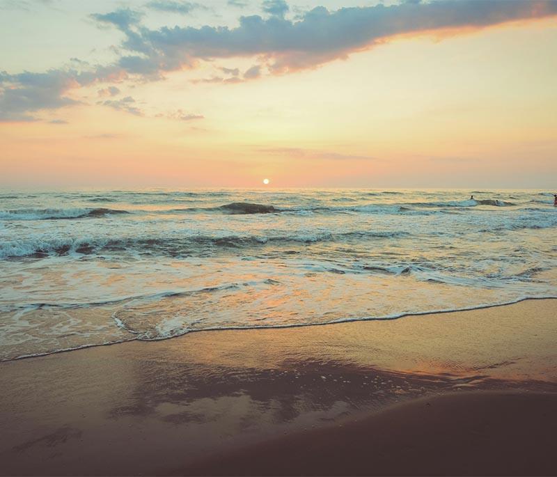 Al Mamzar Beach Park, Dubai - A family-friendly beach park offering swimming, picnicking, and recreational facilities.