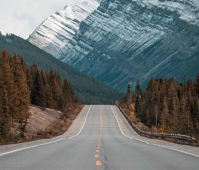 Alpine Road in Salzburg offers stunning high mountain pass drives, perfect for scenic views and photography enthusiasts.