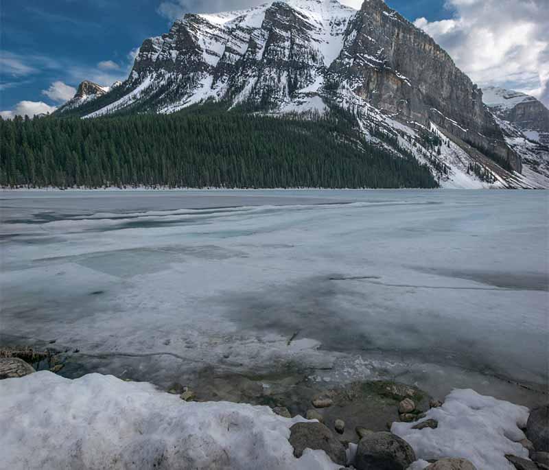 Banff National Park in Alberta, a beautiful destination known for its mountainous terrain, clear lakes, and abundant wildlife