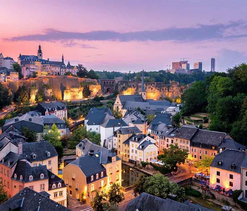 Chemin de la Corniche: Enjoy panoramic breathtaking views of Luxembourg City on this scenic riverside route.