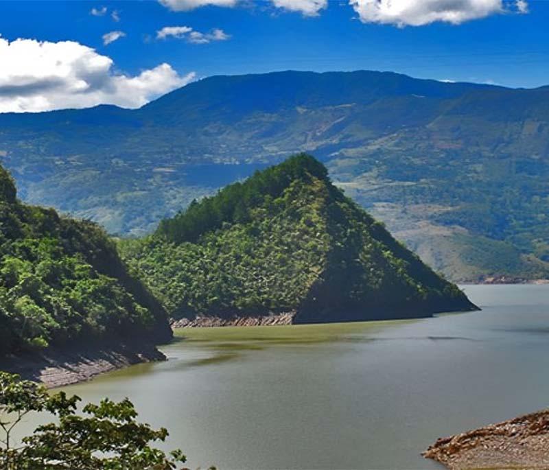 Chivor Lake, a beautiful artificial lake known for its emerald mines and picturesque scenery, ideal for outdoor activities.