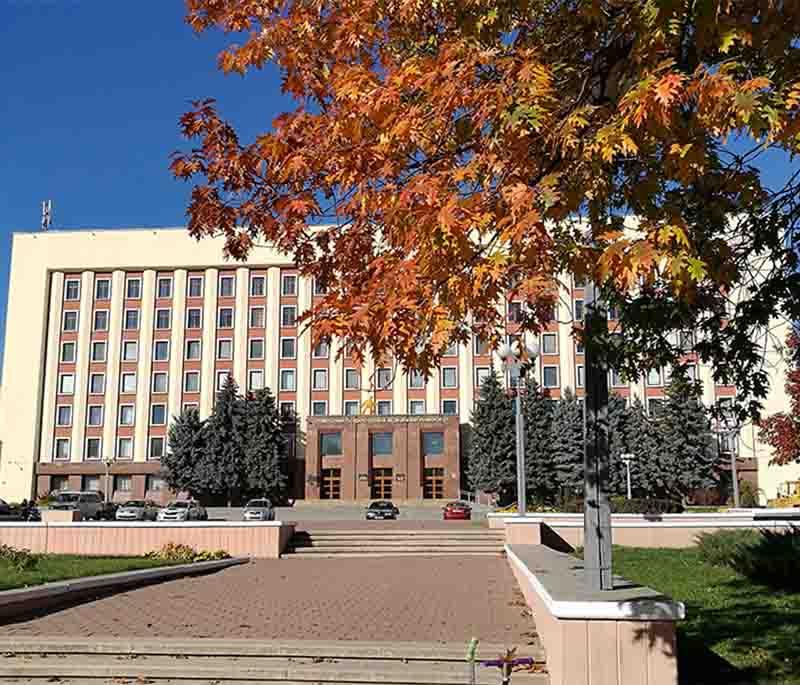 Gomel, Belarus' second-largest city, featuring cultural sites, industrial significance, and vibrant urban life.