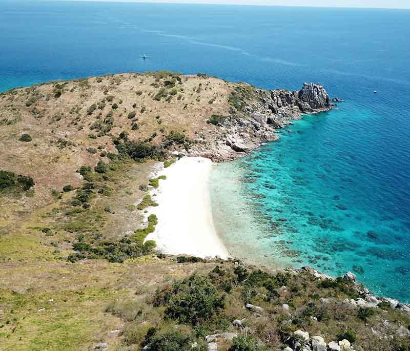 Great Barrier Reef in Queensland offers spectacular coral reefs and marine life, ideal for diving and snorkeling.