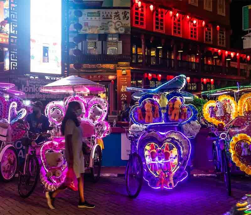 Jonker Street Night Market in Melaka offers a lively atmosphere with a variety of local foods, crafts, and entertainment.