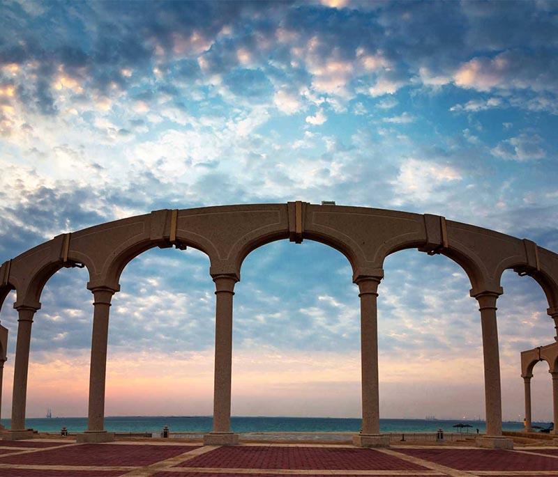 Jubail Corniche - Eastern Province - A coastal promenade with parks, beaches, and recreational facilities in Jubail city.