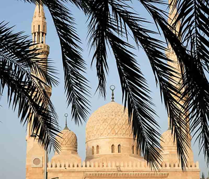 Jumeirah Mosque, Dubai: Iconic mosque offering beautiful architecture and cultural insights on guided tours.