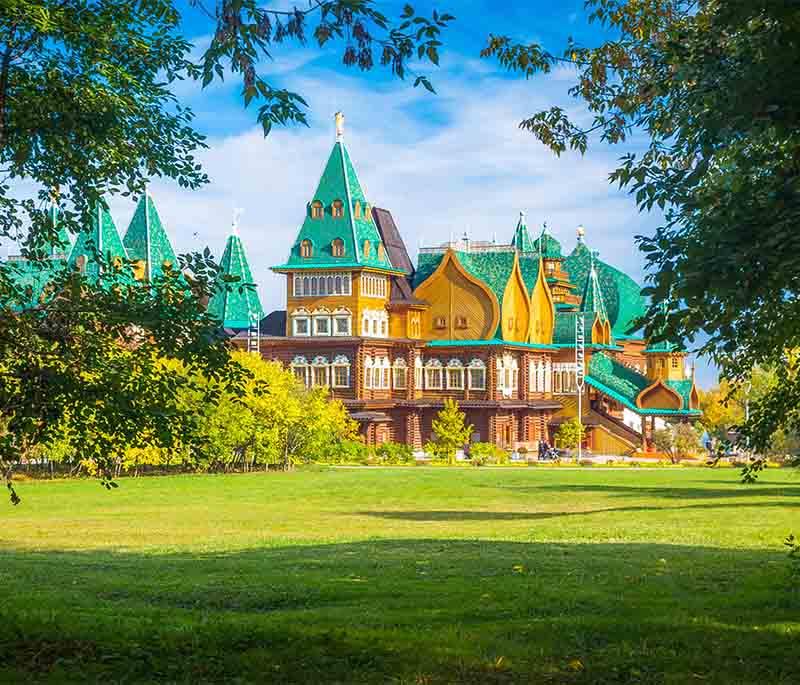 Kolomenskoye Park, Moscow: This park has pretty gardens and old wooden buildings. Artists and nature lovers like to visit.