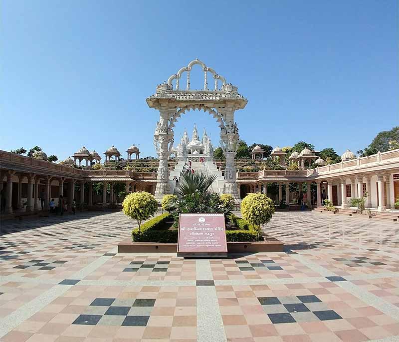 Koneswaram Temple - A historic Hindu temple located on a cliff overlooking the sea in Trincomalee, with rich traditions.
