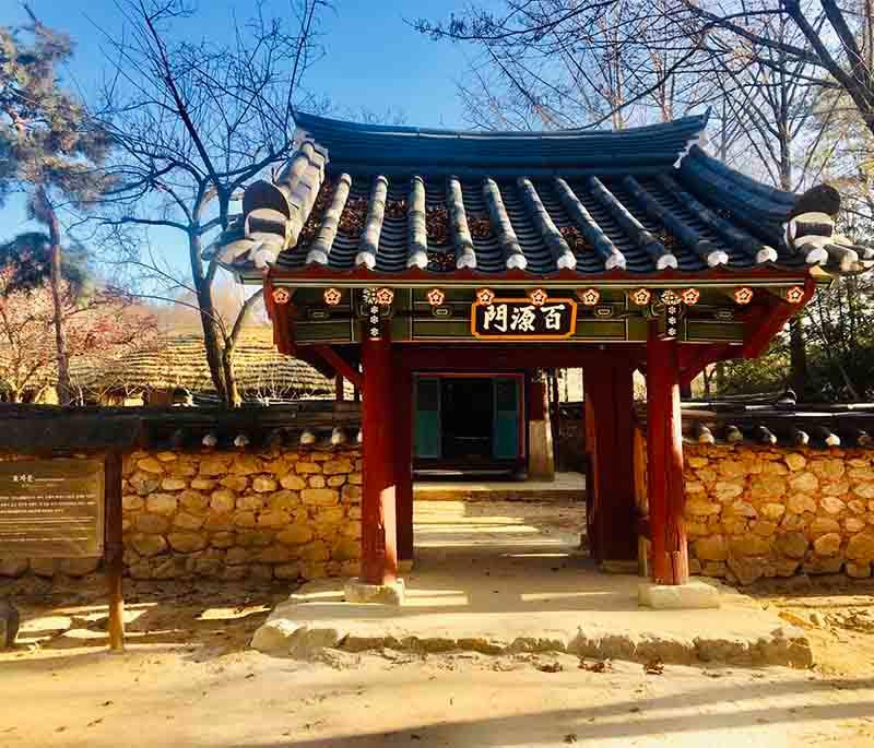 Korean Folk Village, Yongin - An open-air museum showcasing traditional Korean culture, architecture, and customs.