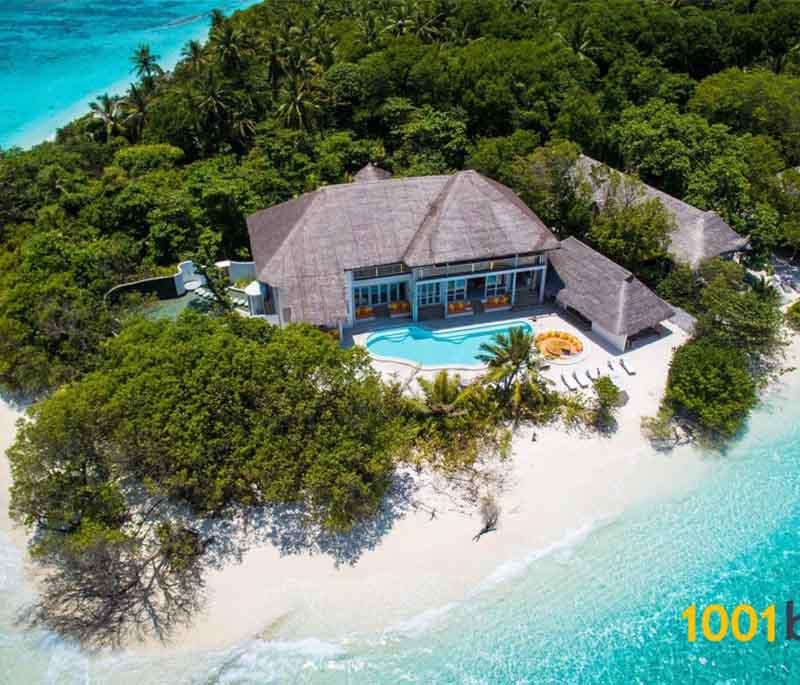 Kunfunadhoo Island houses a luxury resort known for its commitment to sustainability and luxury, nestled in natural beauty.