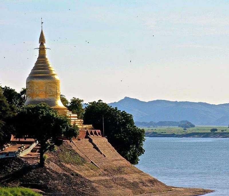 Lawkananda Pagoda, Bagan - Overlooks the Ayeyarwady River, known for its golden stupa and river views.