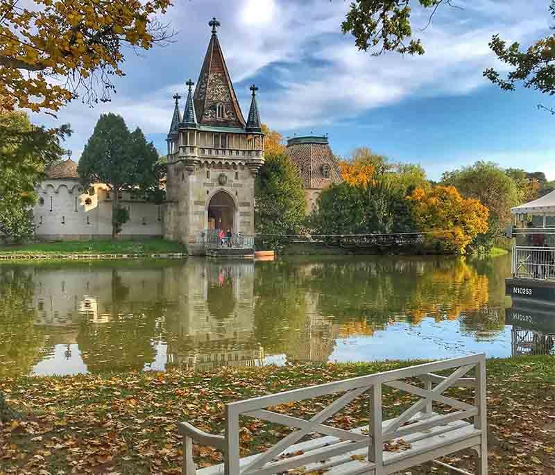 Lake Wolfgang is a prime location for water activities and enjoying tranquil natural scenery in a beautiful Alpine setting.