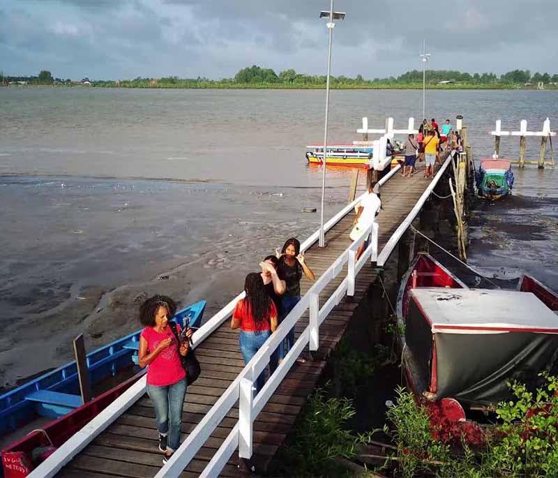 Leonsberg - A historical site offering scenic views and a starting point for boat tours on the Suriname River.