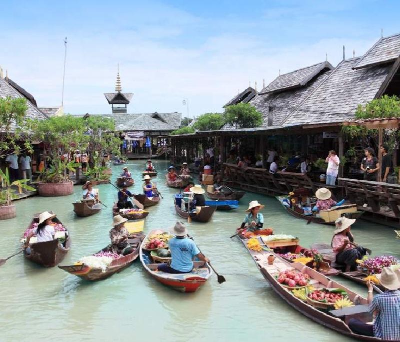 Pattaya Floating Market, Pattaya - Traditional market on boats, showcasing local crafts and street food.