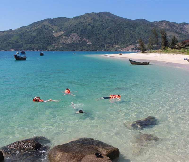 Phu Yen Province - Known for its stunning coastal landscapes, including the Ganh Da Dia rock formations.