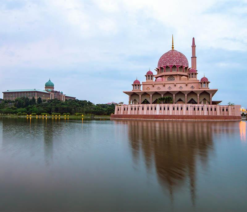 Putrajaya, Wilayah Persekutuan: Marvel at its impressive architecture and beautifully landscaped gardens.