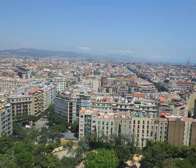 Sagrada Familia (Barcelona) - An iconic basilica designed by Gaudí, known for unique architecture and ongoing construction.