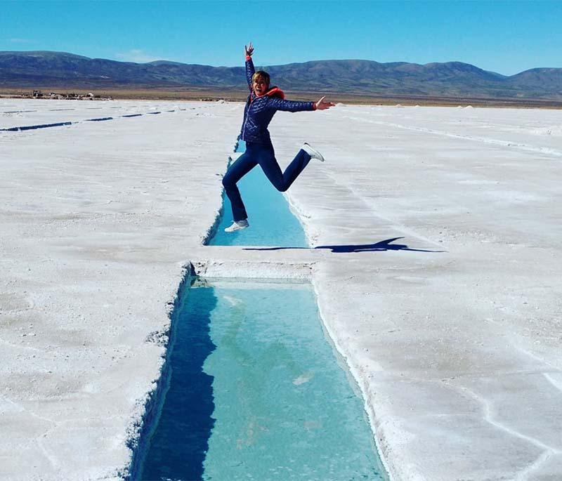 Salinas Grandes, Jujuy: Showcasing vast salt flats under a bright, expansive sky, an otherworldly landscape.