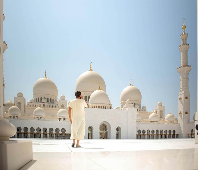 Sheikh Zayed Grand Mosque, Abu Dhabi: Magnificent mosque with white marble domes, a symbol of architectural beauty.