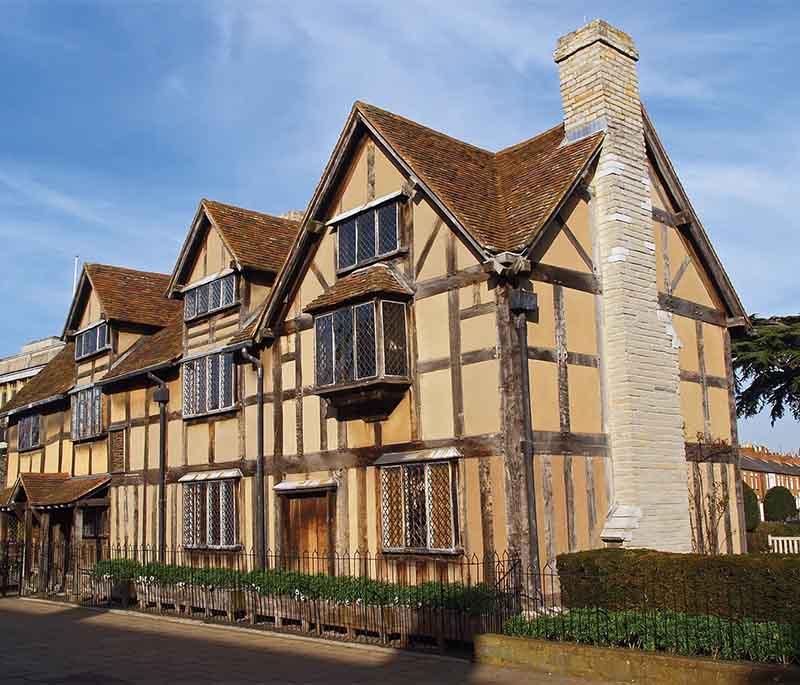 Stratford-upon-Avon: Birthplace of William Shakespeare with historic buildings and Royal Shakespeare Theatre.