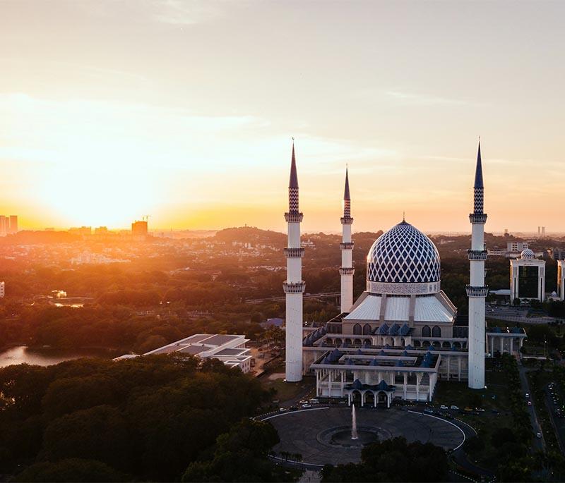 Sultan Mosque - An iconic mosque in Kampong Glam, known for its golden dome, rich history, and vibrant surroundings.