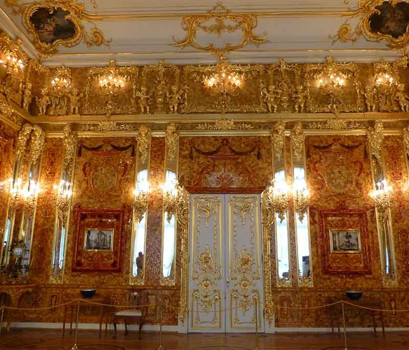 The Amber Room, St. Petersburg - A world-famous chamber decorated in amber panels, located in Catherine Palace.