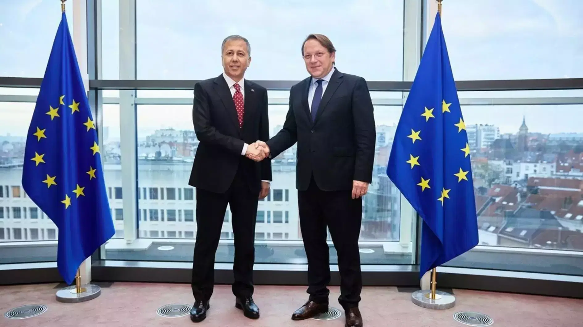 Image portraying Türkiye and EU officials engaging in trade and visa negotiations, indicating diplomatic discussions.