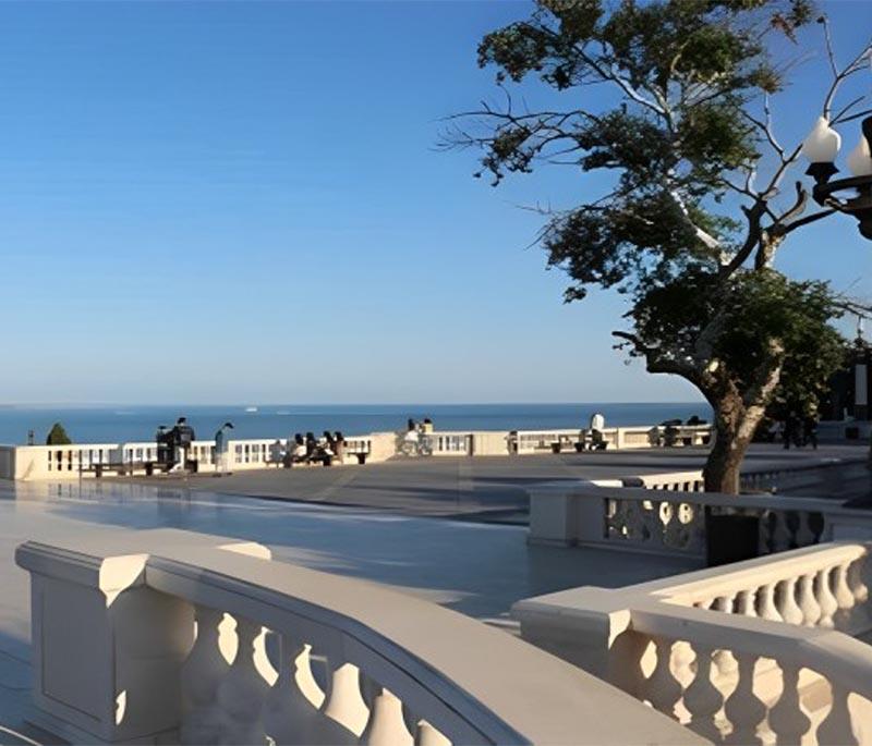 Upland Park (Dagustu Park), Baku, offering panoramic views of Baku and its surroundings from atop a city hill.