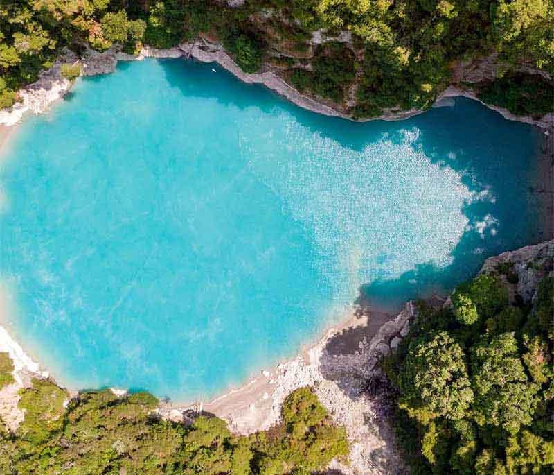 Waimangu Volcanic Valley, Rotorua: Geothermal wonders, steaming craters, hot springs, world's largest hot water lake.