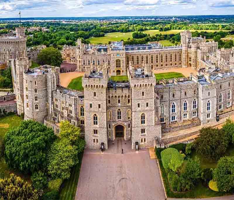 Windsor Castle: Oldest and largest inhabited castle, official residence of the British monarch's family.